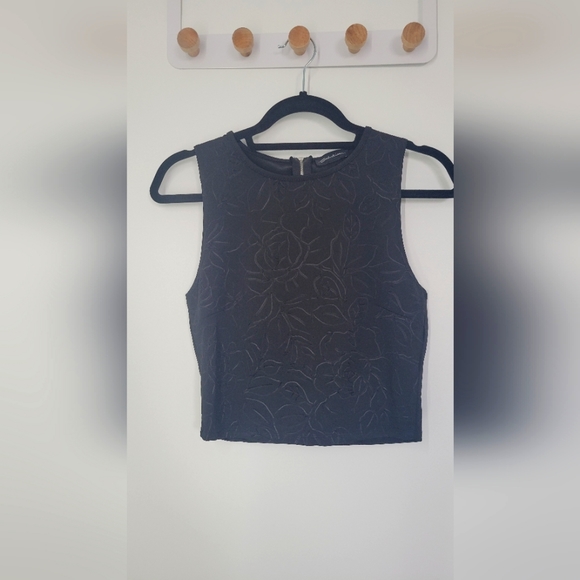 Sleeveless Crop Top - Picture 1 of 2
